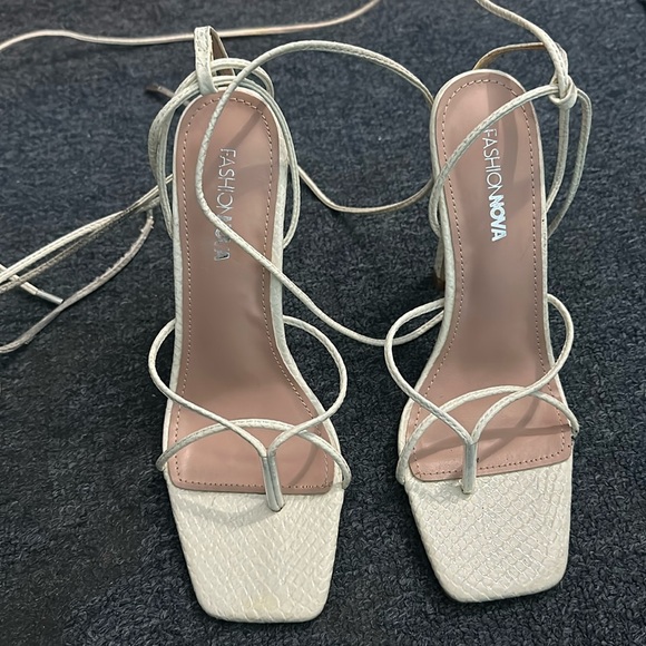 Size 7 fashion nova heels - white - Picture 1 of 8